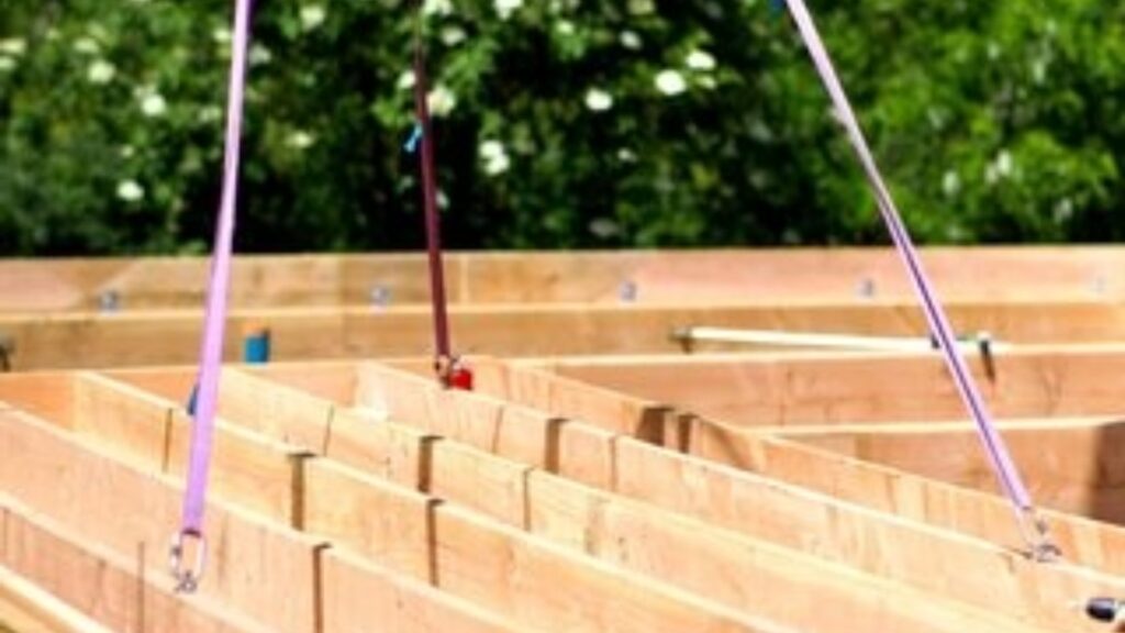 Construction of wooden roof trusses with straps