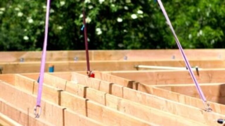 Construction of wooden roof trusses with straps